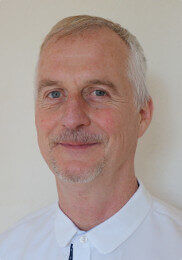 Dr. Ulf Hauschild, Fachzahnarzt für Kieferorthopädie und Osteopath, in seiner Praxis – Spezialist für ganzheitliche Zahn- und Kieferbehandlung